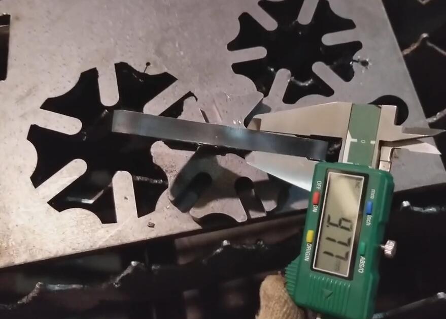 領(lǐng)秀激光LXF1530光纖激光切割機(jī)切割碳鋼10mm